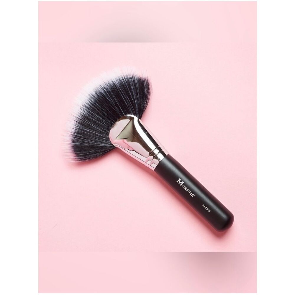 Morphe Makeup Black and Gray Fan Brush M495 New With Cover